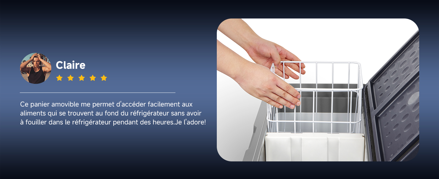 Les mains placent le verre dans le panier du lave-vaisselle. L'intérieur blanc du lave-vaisselle ouvert est visible, ce qui montre que la technique de chargement de la verrerie est appropriée