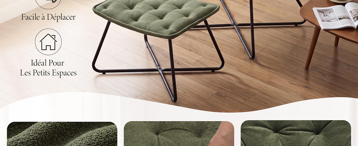 Le texte se lit comme suit : « Folia à Diderot », « Midi Devi », « Les Petits Espaces ». Montre un repose-pieds/pouf rembourré matelassé vert sauge sur une structure en métal noir contre un plancher en bois, avec des options de couleurs affichées ci-dessous.