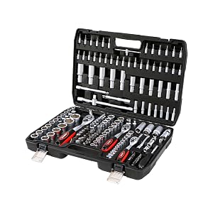 Set completo di bussole in custodia di plastica nera, con cricchetti, bussole e punte per cacciavite di varie dimensioni organizzati ordinatamente in scomparti stampati