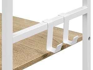 Primer plano de soportes de montaje o ganchos blancos unidos a lo que parecen ser muebles, que muestran elementos detallados de soporte estructural