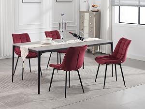 con mesa con aspecto de mármol con patas negras y cuatro sillas de terciopelo burdeos en un ambiente de color blanco brillante