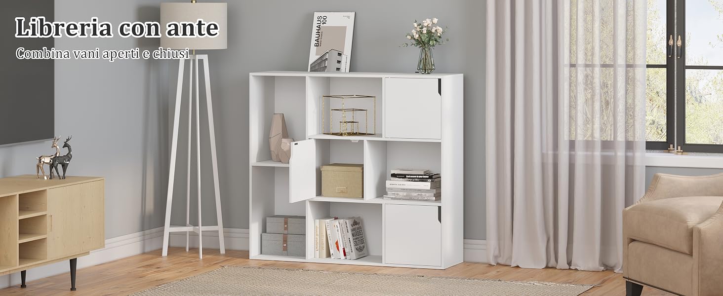 Interno del soggiorno con scaffale bianco, lampada da terra, tende e oggetti decorativi.