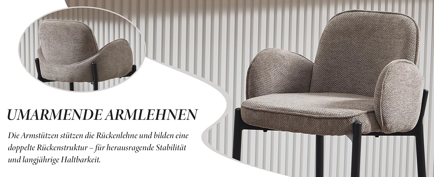 Serie grauer gepolsterter Sessel und Sofas mit getufteter Rückenlehne und geschwungenen Armlehnen, die in Inneneinrichtungen zu sehen sind.