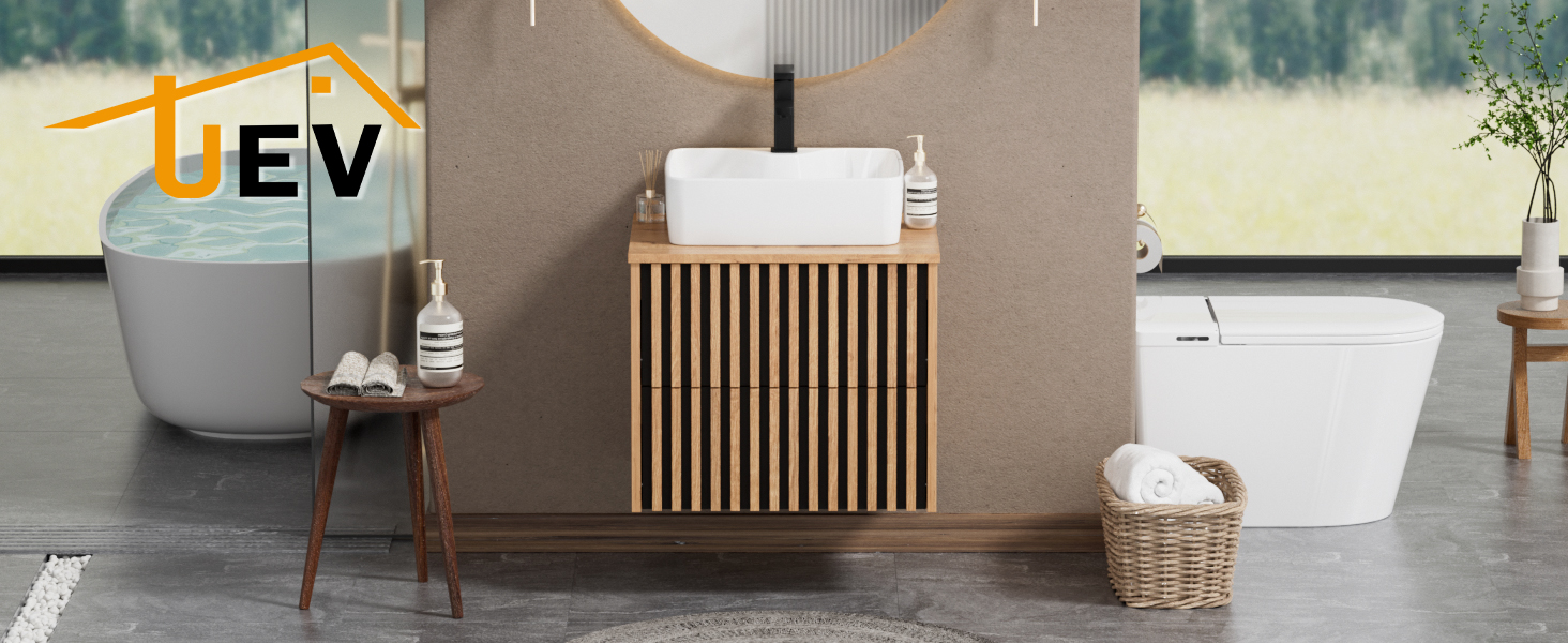 Le texte indique « EV ». L'intérieur de la salle de bain moderne comprend une armoire murale avec des lattes de bois verticales contre un mur brun, ainsi que des luminaires minimalistes.
