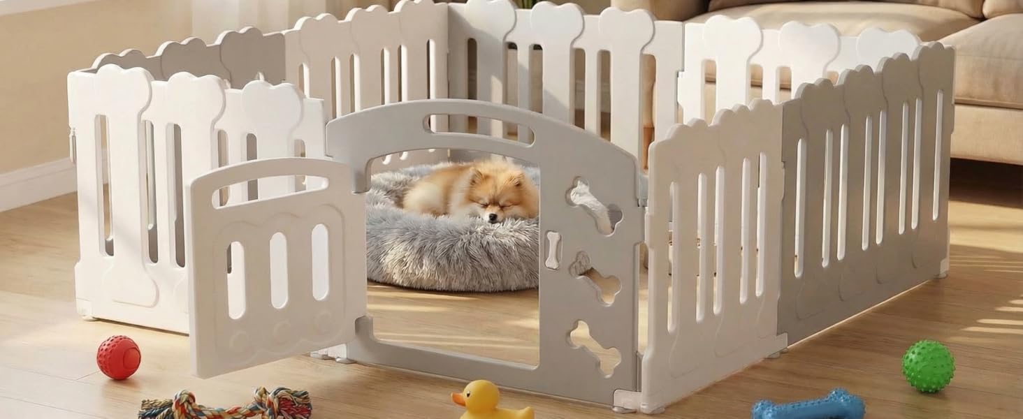 Cour de jeu ou clôture en plastique blanc avec des jouets colorés éparpillés à l'intérieur sur du parquet.