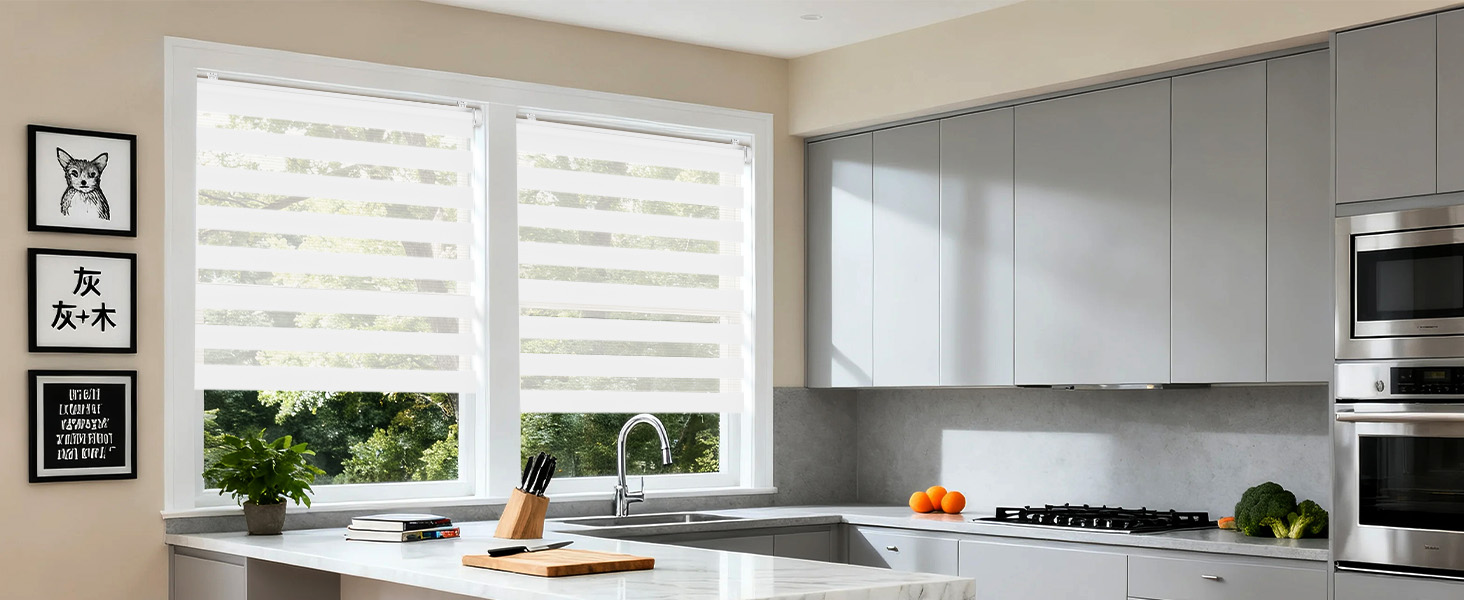 Intérieur de cuisine moderne avec volets roulants blancs sur les fenêtres, armoires supérieures gris clair et appareils électroménagers en acier inoxydable. Design épuré et minimaliste avec lumière naturelle.