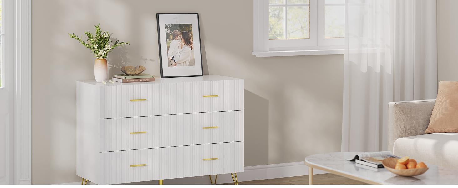 Interno del soggiorno bianco pulito e minimalista con mobili moderni, compresi armadi bianchi e scaffali contro pareti bianche.