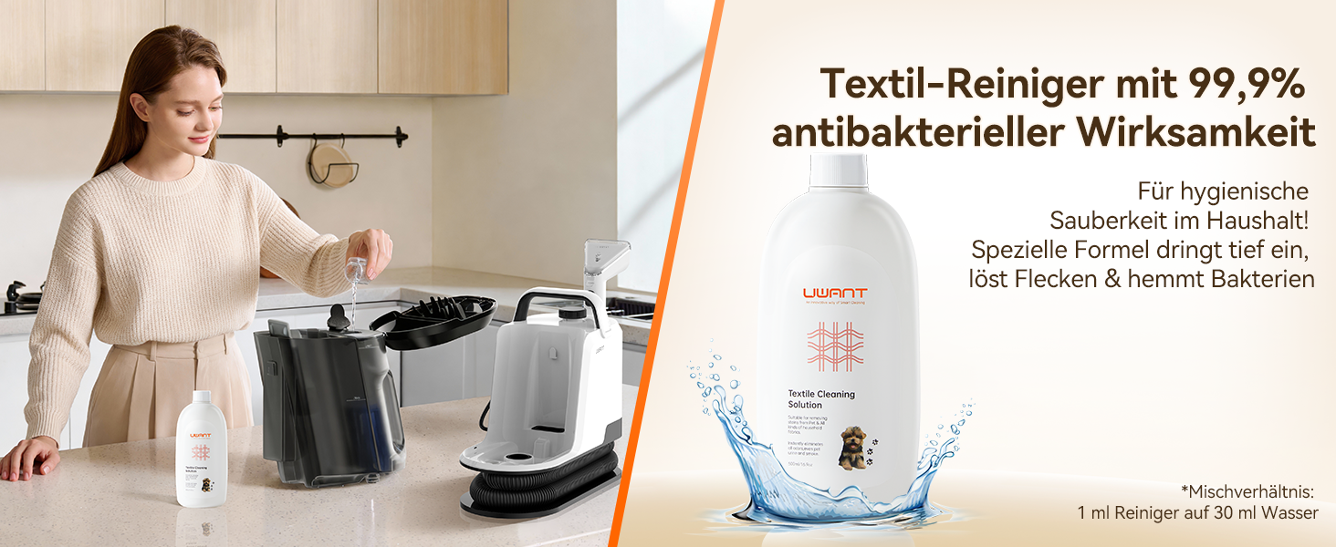 Text lautet „Textil-Reiniger mit 99,9% antibakterieller Wirksamkeit“. Frau in der Küche mit Stoffreinigerspray auf Polstermöbel, Reinigungsmittelflasche und Wasserspritzer sind sichtbar.