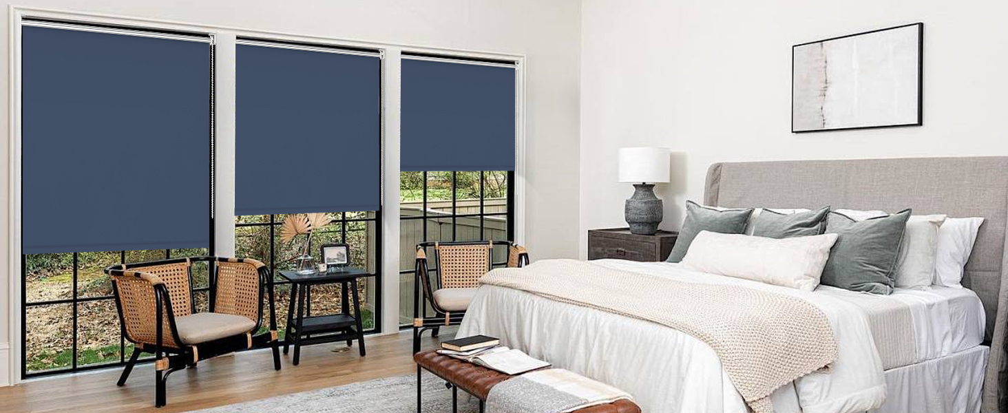 Intérieur de chambre moderne avec volets roulants bleu marine, literie grise et mobilier contemporain.