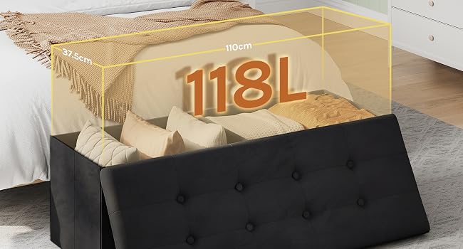 un letto con un materasso al centro
