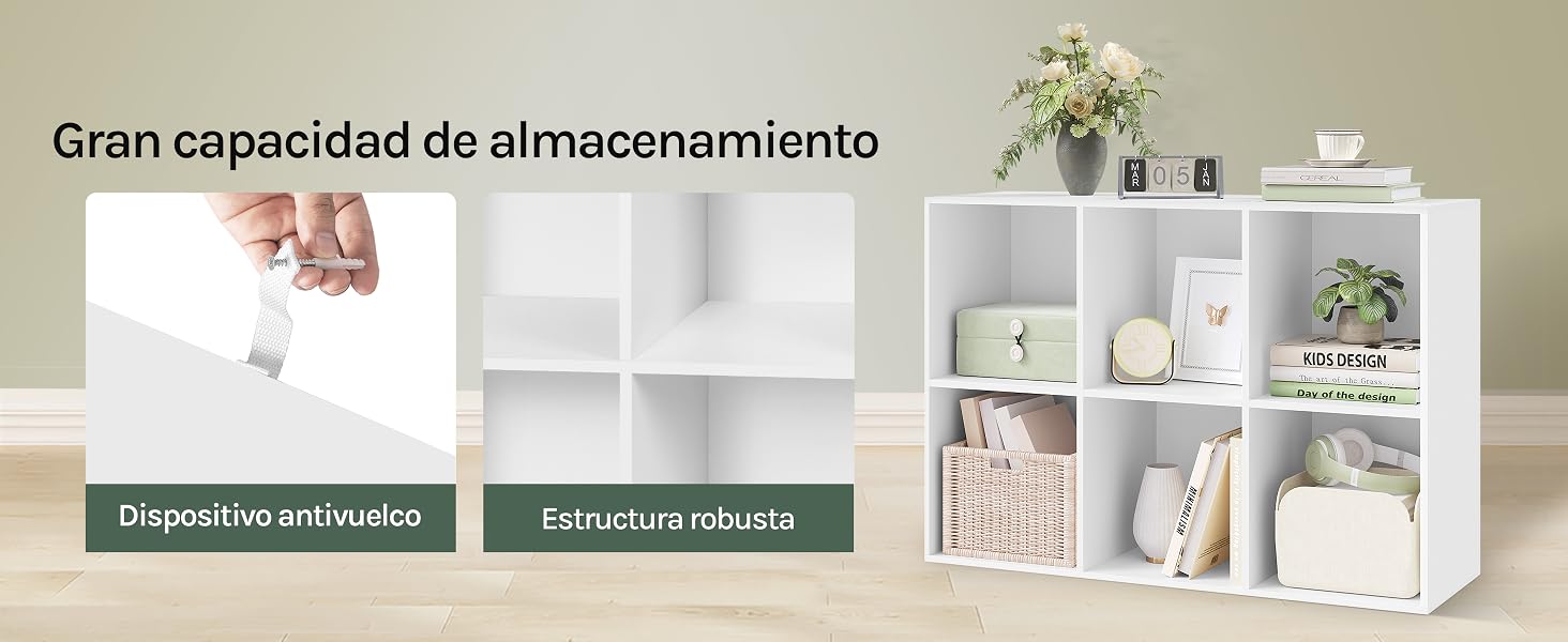 con varios compartimentos cúbicos, que exhibe libros, plantas y cajas de almacenamiento en un entorno hogareño.