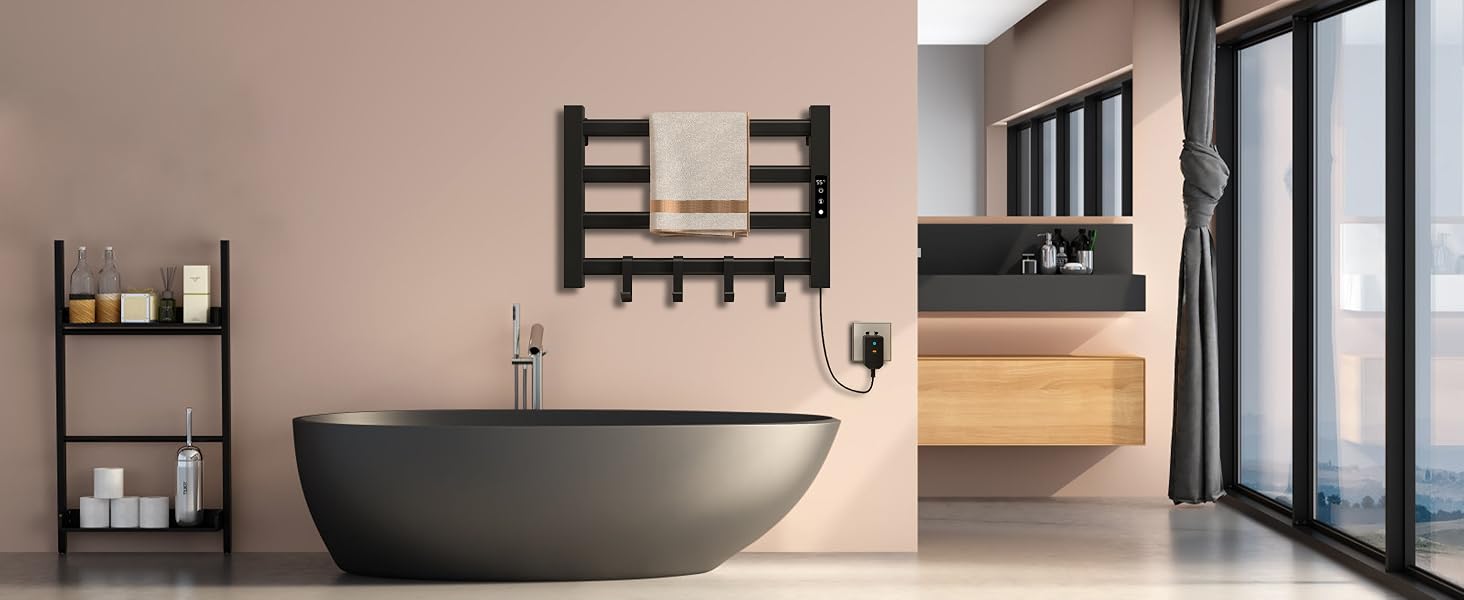 Baño moderno con bañera independiente negra, toallero montado en la pared, tocador flotante de madera y