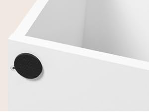 Contenitore a cubo bianco con sei scomparti, che espone libri e oggetti decorativi.