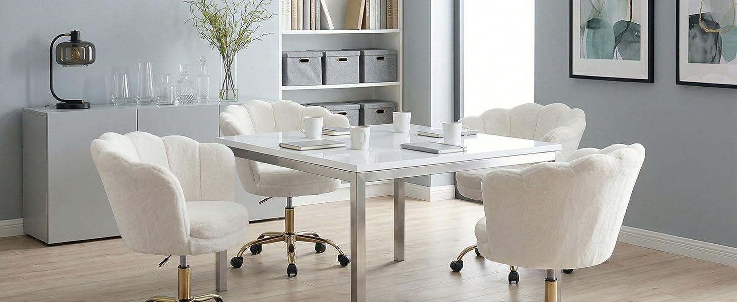Aménagement moderne de la salle à manger avec des chaises capitonnées blanches, une table en verre et un décor contemporain comprenant une lampe de table et des œuvres d'art encadrées sur le mur.