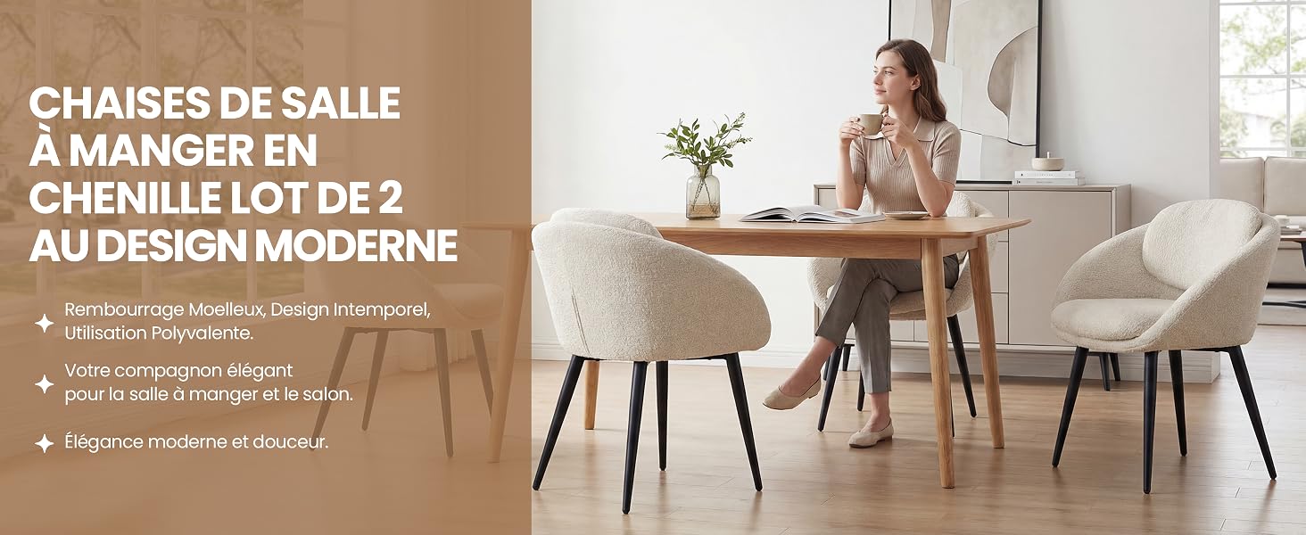 Le texte se lit comme suit : « CHAISES DE SALLE À MANGER EN CHENILLE LOT DE 2 AU DESIGN MODERNE ». Salle à manger moderne avec deux chaises rembourrées et une table en bois, dotée d'un mobilier contemporain et d'un éclairage naturel.