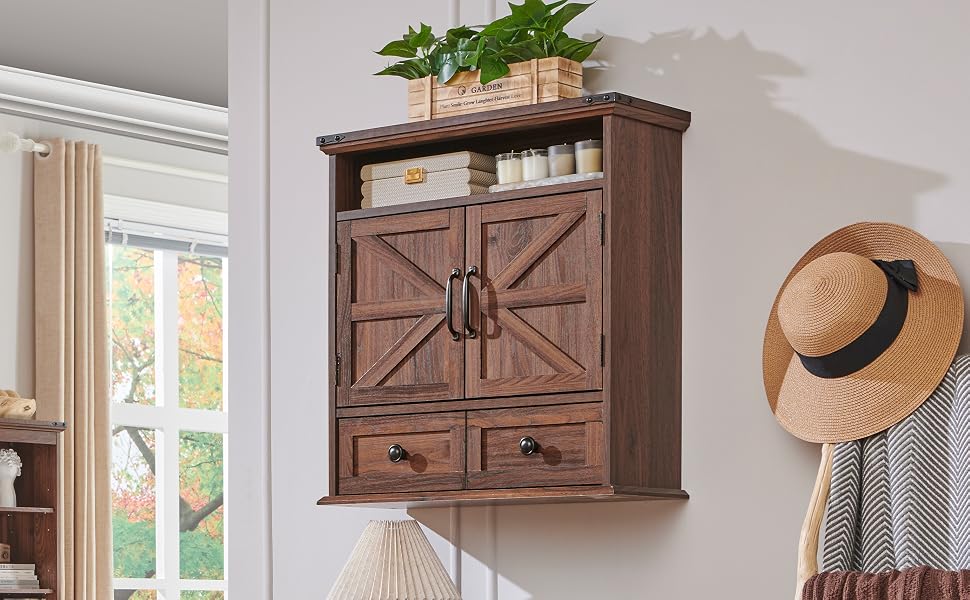 Armoire murale en bois rustique avec design de porte de grange présenté sous différents angles. Comprend une quincaillerie décorative et une finition vieillie.