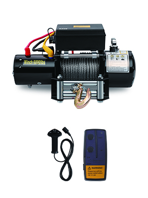 Verricello elettrico con custodia in metallo nero, cavo in acciaio e gancio. Include controller portatile e telecomando wireless. Progettato per il recupero di veicoli o le attività di sollevamento di carichi pesanti