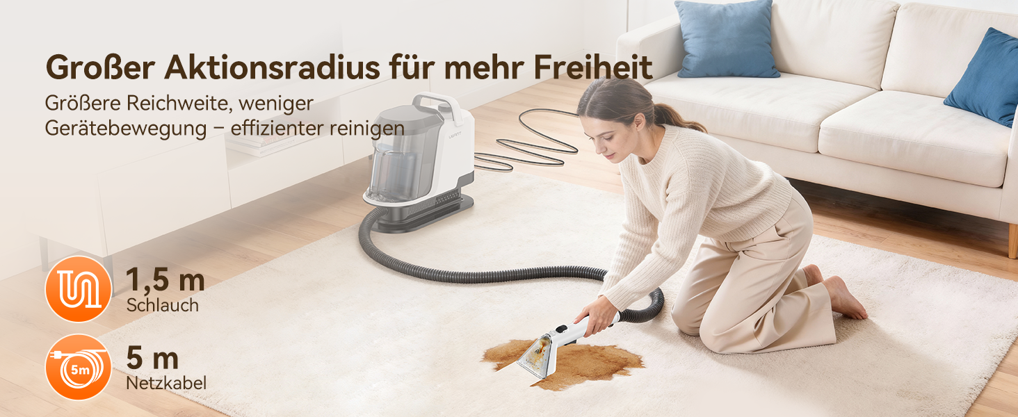 Der Text lautet „Großer Aktionsradius für mehr Freiheit“ und „SMOOTH-GLIDE-TECHNOLOGIE Das kabellose Design ermöglicht Reinigung insgesamt“, wobei die Radiusanzeigen „1,5 m“ und „5 m“ anzeigen. Person, die ein kabelloses Reinigungsgerät auf dem Teppich im modernen Wohnzimmer mit Couch benutzt.