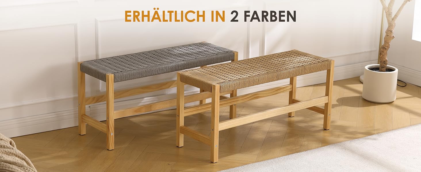 Der Text lautet „ERHÄLTLICH IN 2 FARBEN“. Zwei Holzbänke mit geflochtenen Sitzen in Grau- und Beigetönen vor einer weißen Wand mit Hartholzboden.