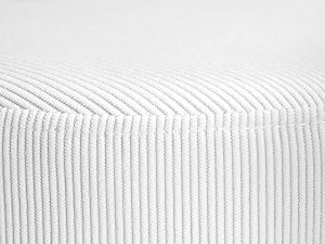 Primo piano di materiale testurizzato bianco con motivo a coste o strisce parallele, possibilmente superficie in tessuto o materiale sintetico.