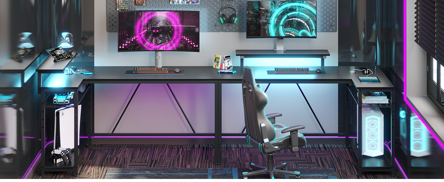 Configuration gaming avec bureau double écran, éclairage néon et chaise ergonomique. Plusieurs écrans, clavier et tour PC dans une pièce faiblement éclairée avec des accents violets et bleus.