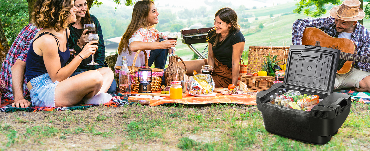 Scène de pique-nique en plein air avec plusieurs images montrant des personnes se rassemblant, préparant des repas et des paniers de pique-nique sur l'herbe.