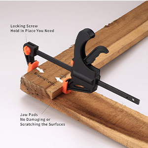 noire avec touches orange et mâchoires rembourrées, dotée d'un mécanisme à vis de verrouillage pour fixer les pièces en bois sans endommager la surface