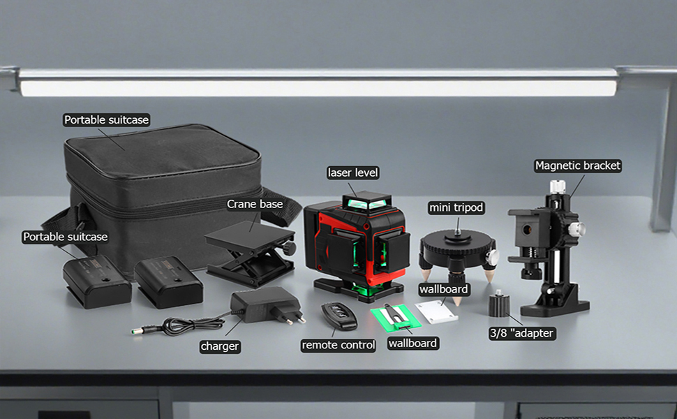 Kit di livellamento laser professionale visualizzato con vari componenti tra cui staffe di montaggio, custodia per il trasporto e strumenti di misurazione su sfondo grigio.