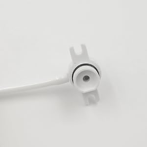 Nahaufnahme einer weißen Kopfhöreraufsatz mit abgerundetem Silikonkissen und gabelförmigem Befestigungsmechanismus. Ein dünnes weißes Kabel führt von der Basis weg.