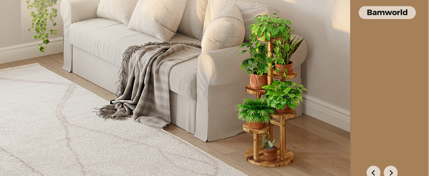 Support à plantes en bambou à plusieurs niveaux affichant de la verdure à côté d'un canapé beige avec une couverture dans un salon moderne
