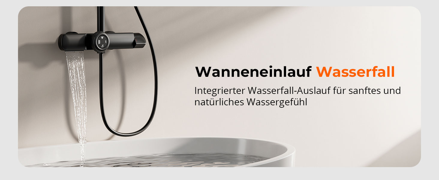 Der Text lautet „Wanneneintauf Wasserfall“ und „Integriertes Wasserfall-Modul für Waschbecken und Naturlich am Wasserspieget“. Wasserfallarmatur zur Wandmontage mit gebogenem Auslauf und Handbrausebefestigung in schwarzer Metalloberfläche.