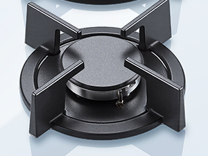 La tête du brûleur de cuisinière à gaz en métal noir est montrée sous plusieurs angles, montrant la surface de cuisson circulaire et les grilles de support.