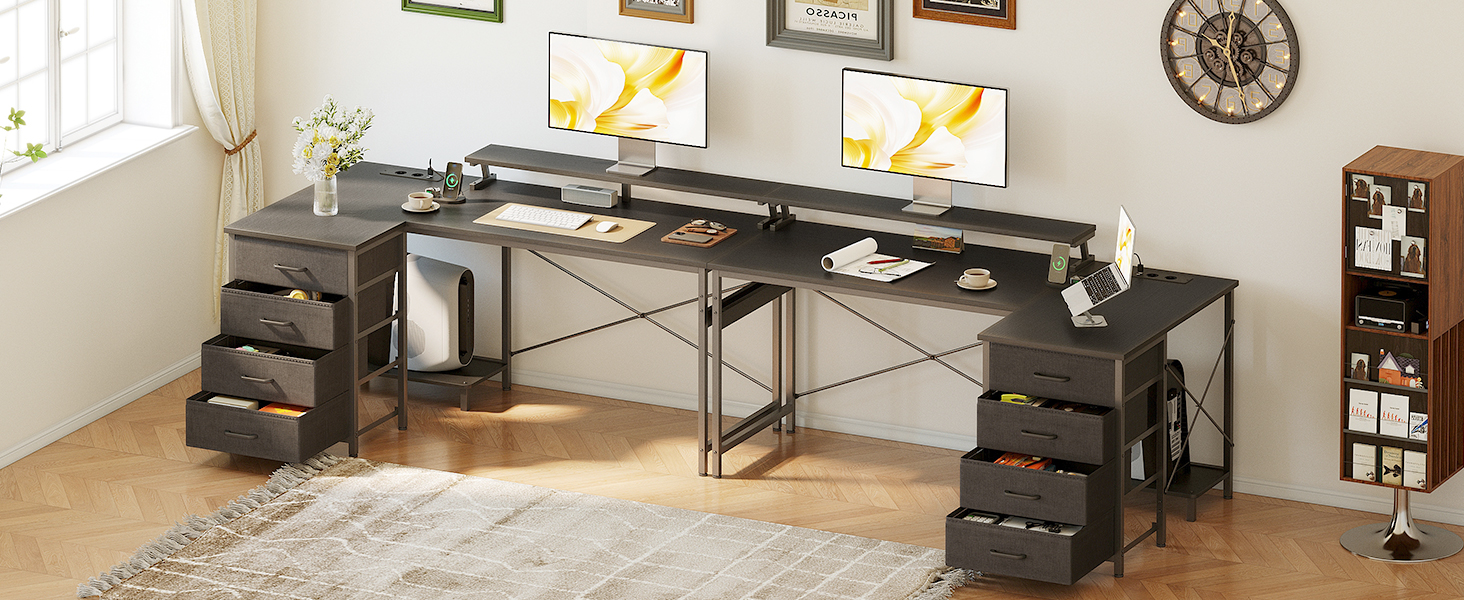 Modernes Büro- oder Arbeitszimmerinterieur mit schwarzen Metallmöbeln, Schreibtischoberflächen aus Holz und integrierten Aufbewahrungslösungen vor weißen Wänden.