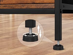 Livellatore regolabile per mobili con base circolare nera e stelo filettato, mostrato contro il pavimento in legno con