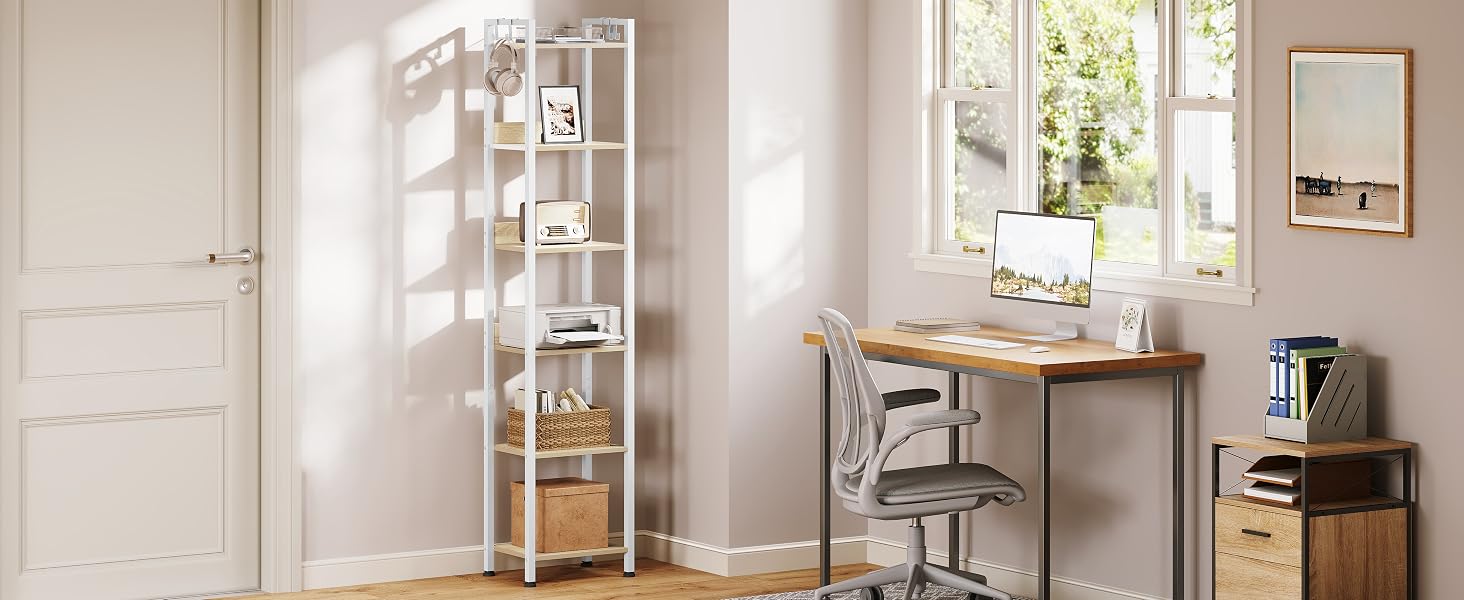 Interno del bagno con scaffale bianco, tavolo da trucco, specchio e sgabello. Decorazioni di colore chiaro e luce naturale