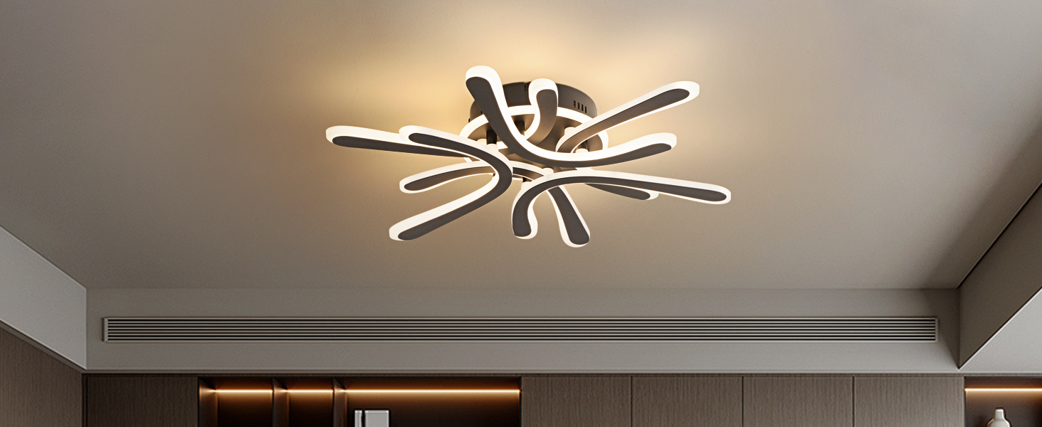 Moderne Decke mit modernen LED-Leuchten in geometrischen sternförmigen Mustern, montiert auf einer weißen Deckenfläche.