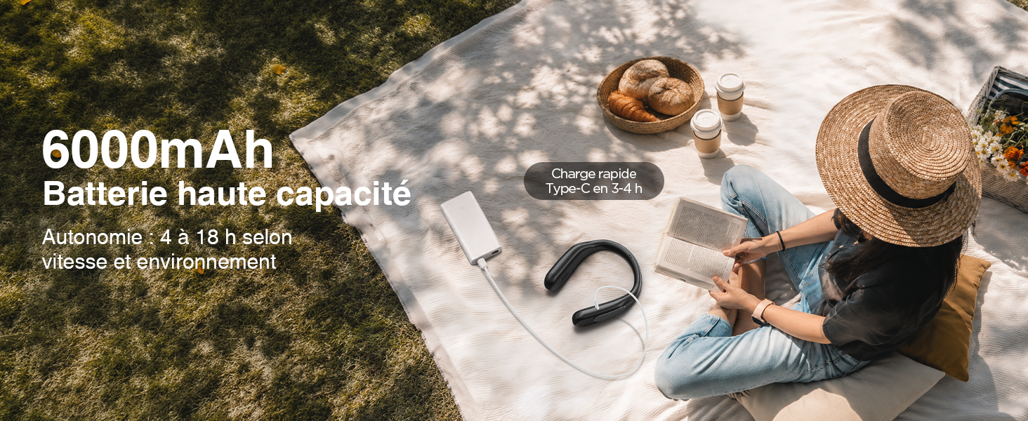 Le texte indique « 6000 mAh » et « Batterie haute capacité ». Batterie externe d'une capacité de 6000 mAh affichée à l'extérieur avec du matériel de camping, montrant un dispositif de charge portable pour les activités de plein air.