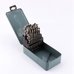 Boîte de rangement ouverte contenant un ensemble de forets à métaux gradués, organisés par ordre de taille dans un étui de protection gris.