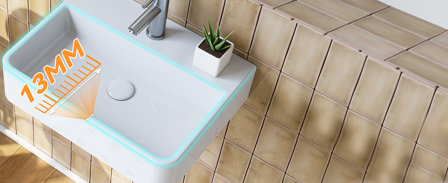 Pubblicità del prodotto che mostra una confezione arancione e bianca e un design in cartone. Visualizzazioni multiple di quello che sembra essere un contenitore per prodotti con un'apertura circolare visibile.