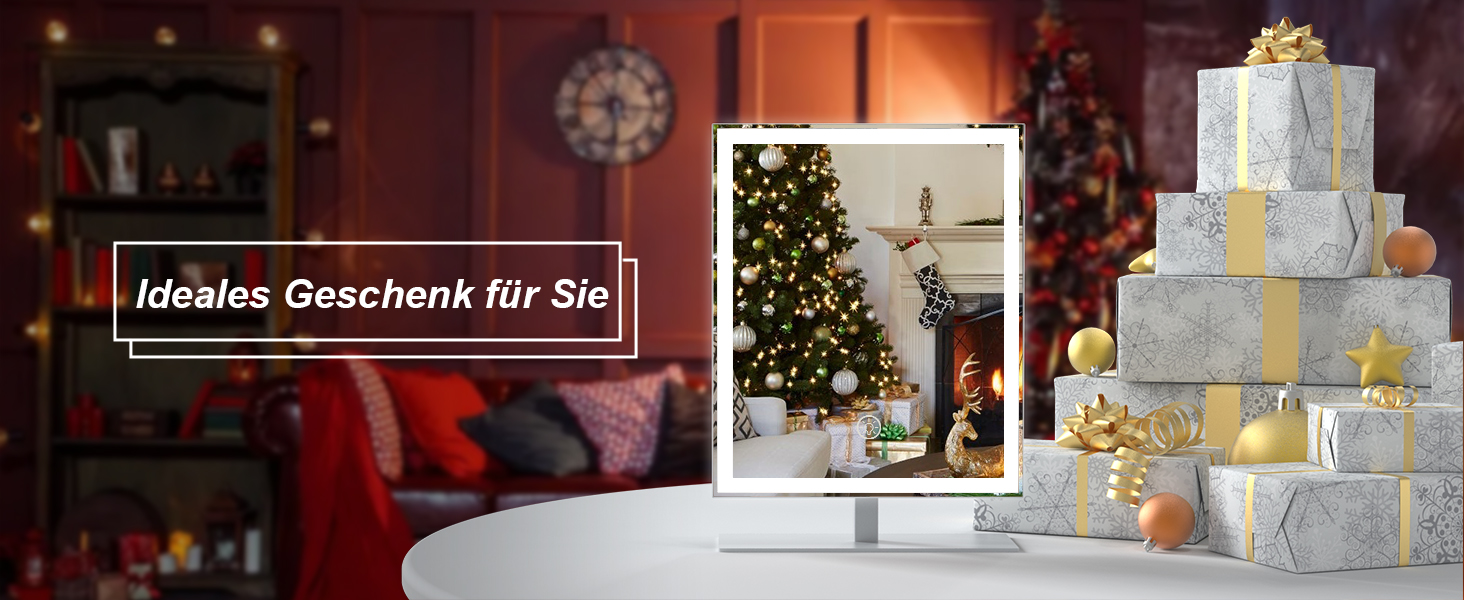Weihnachtsgeschenkdisplay mit gestapelten, in Silber verpackten Geschenken mit goldenen Bändern, beleuchtetem Spiegel und Weihnachtsbaum im Hintergrund mit warmer