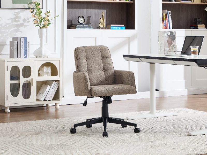 Interni moderni per uffici con sedie da ufficio ergonomiche e scrivania posizionate su pareti neutre chiare, con un'estetica dal design minimalista.
