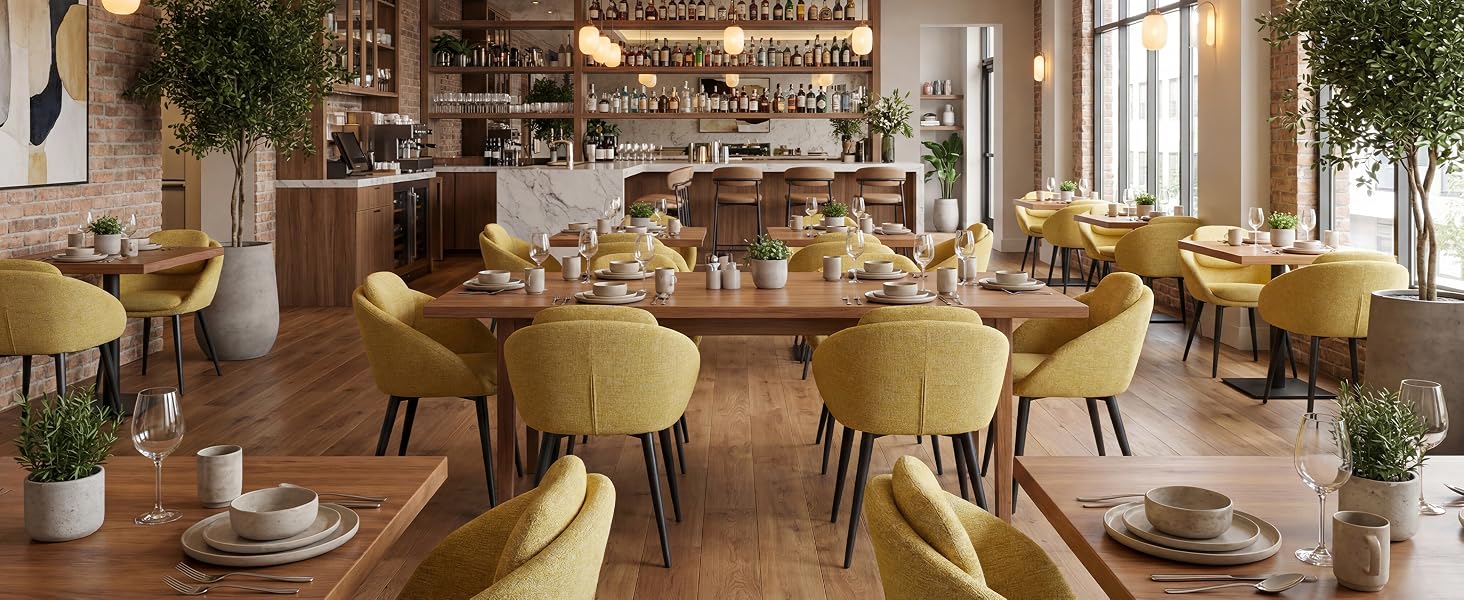 Photographie intérieure d'un restaurant haut de gamme ou d'un espace de banquet d'hôtel avec plusieurs tables rondes agrémentées de chaises jaunes et de tables élégantes.
