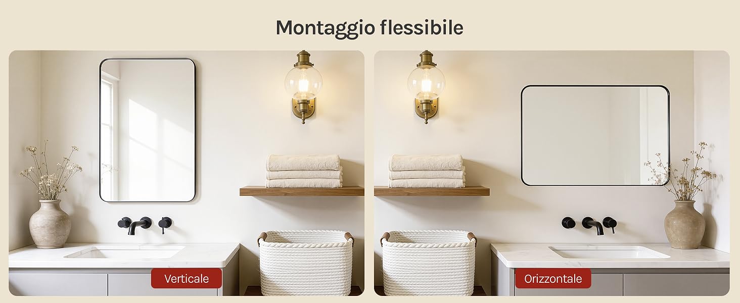 Il testo recita «Montaçao Flexibile». Mobile da bagno con due specchi rettangolari, due lampade a sospensione in ottone, lavandini bianchi e rubinetti neri su una parete neutra con ripiani.