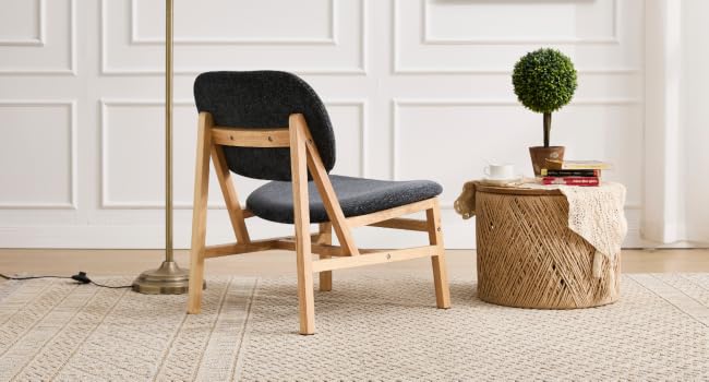 Ambiente interno della stanza con pavimenti in legno, mobili minimali e illuminazione naturale con piante decorative.