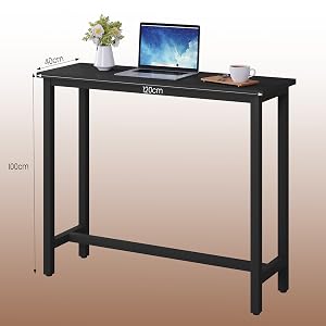 Scrivania rettangolare nera con dimensioni: 120 cm di lunghezza, 40 cm di larghezza, 70 cm di altezza. Computer portatile, pianta e tazza sulla