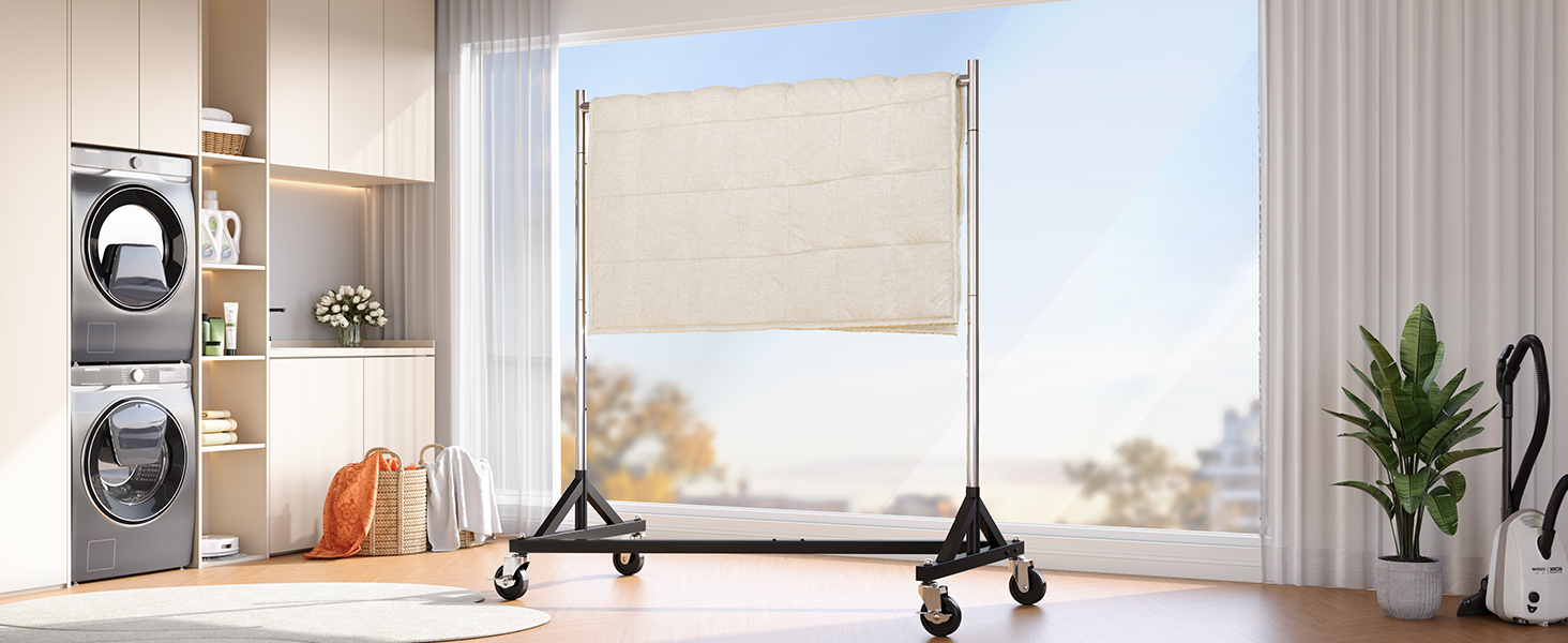 un grand écran blanc sur une table dans une pièce.
