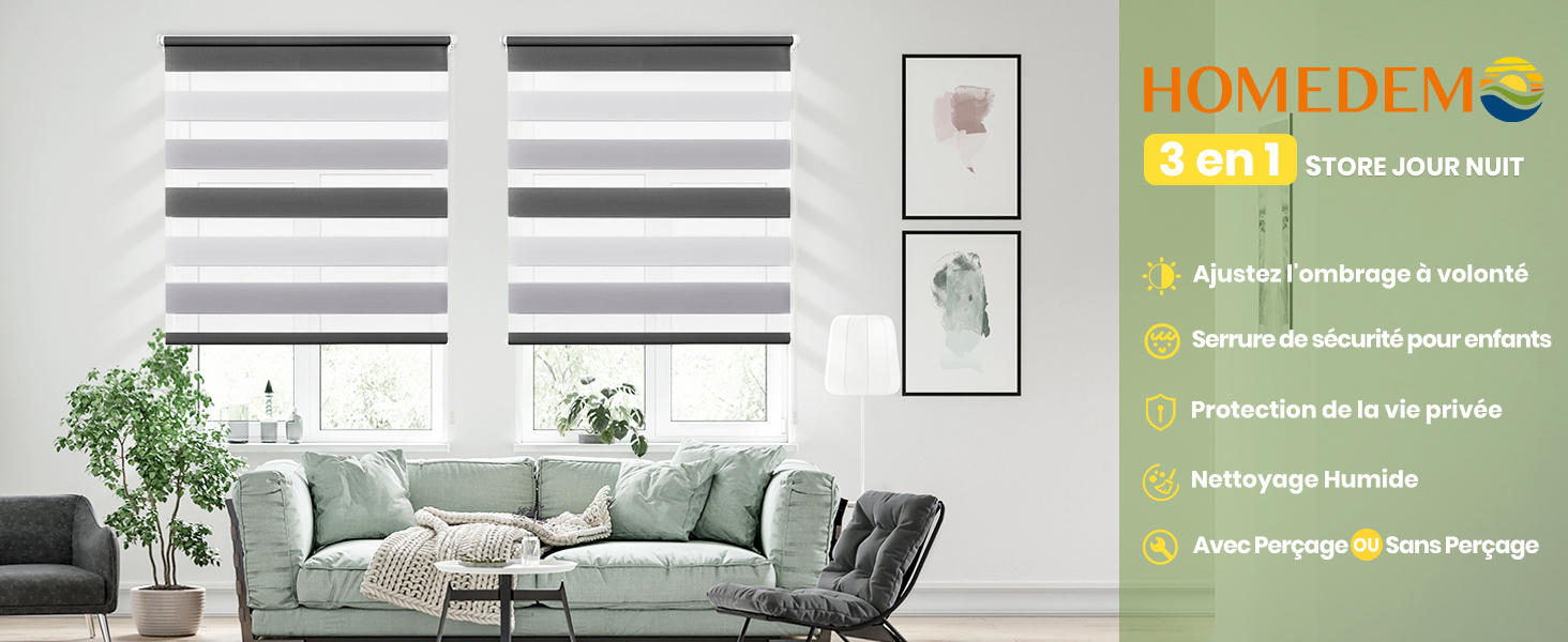 Salon moderne avec stores de style zèbre, canapé vert et plantes décoratives. Les spécifications du produit sont indiquées sur le panneau d'information vert.