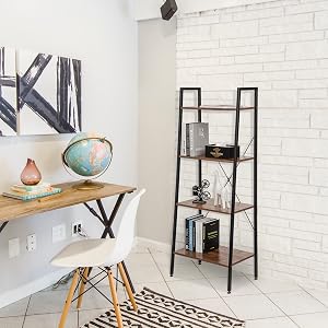 Espacio moderno de oficina en casa con escritorio de madera, silla blanca, globo terráqueo y estantería de estilo industrial contra una pared de ladrillos blancos. Arte mural abstracto visible.
