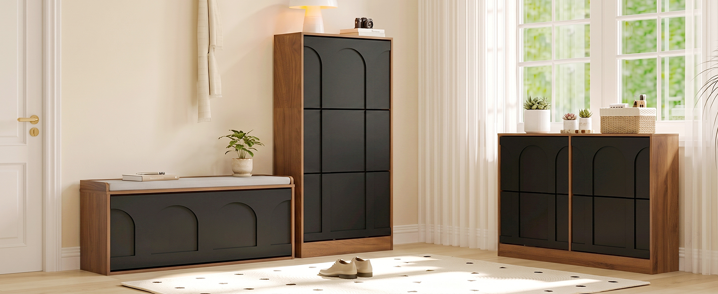 Moderno set di mobili in legno con pezzi tinti scuri: mobile alto, panca bassa con cuscino e scaffale disposto in un interno minimalista con pareti e finestre beige.
