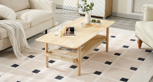 Modernes Wohnzimmerinterieur mit hellen Couchtischen aus Holz auf beigen und weiß karierten Fliesenböden. Saubere, minimalistische Designästhetik.